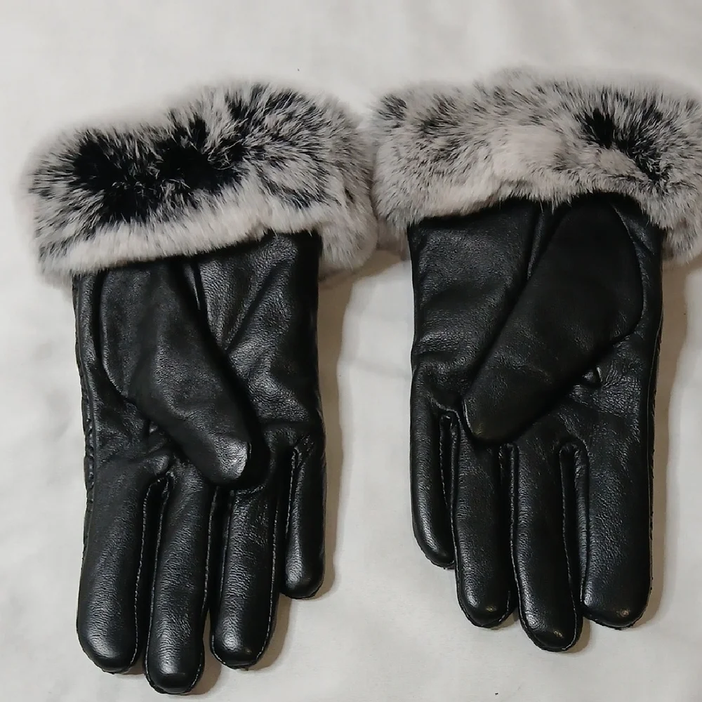 CHANEL Black Quilted Gloves with Faux Fur and Pearl